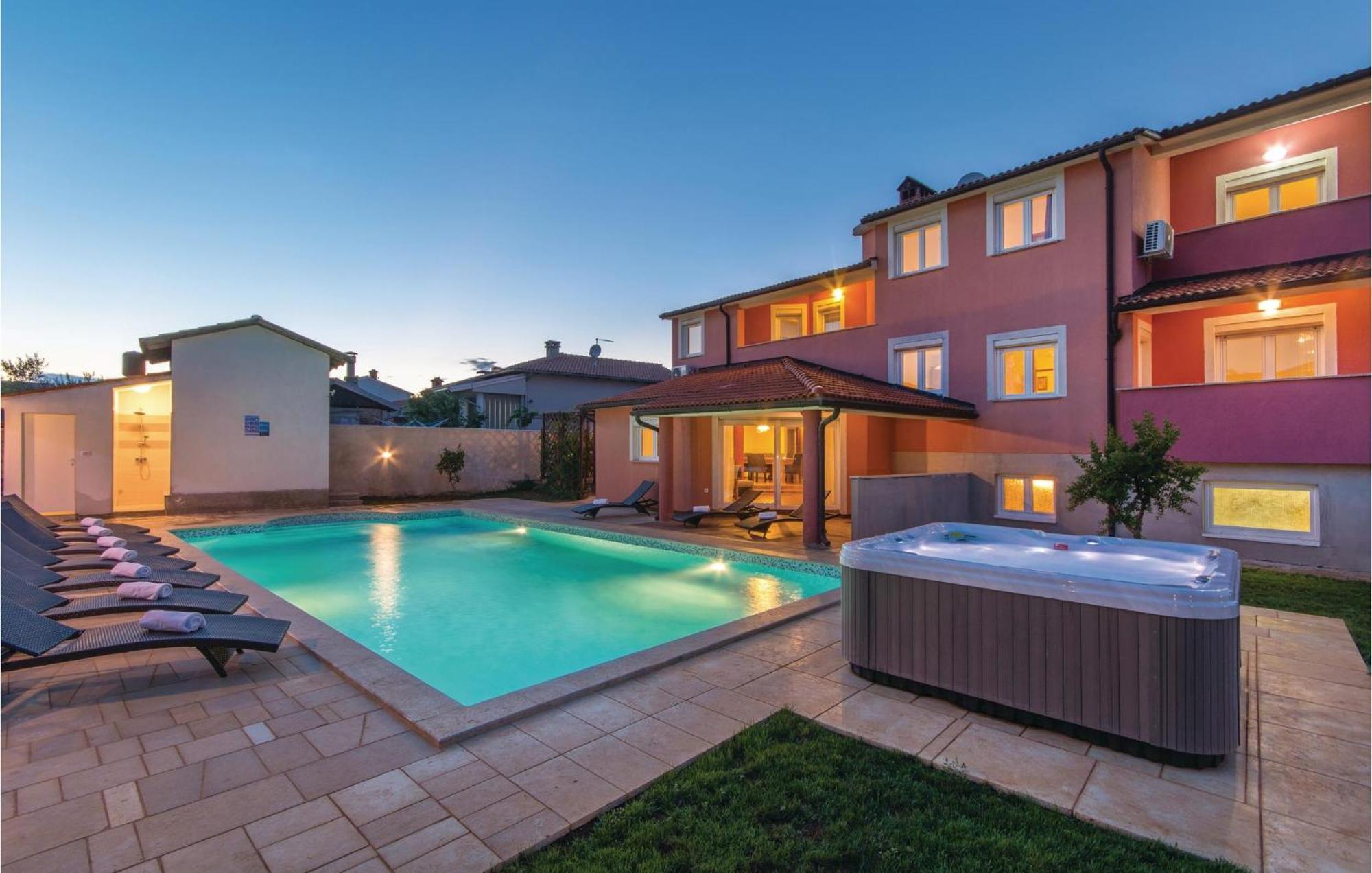 8 Bedroom Awesome Home In Πούλα Εξωτερικό φωτογραφία