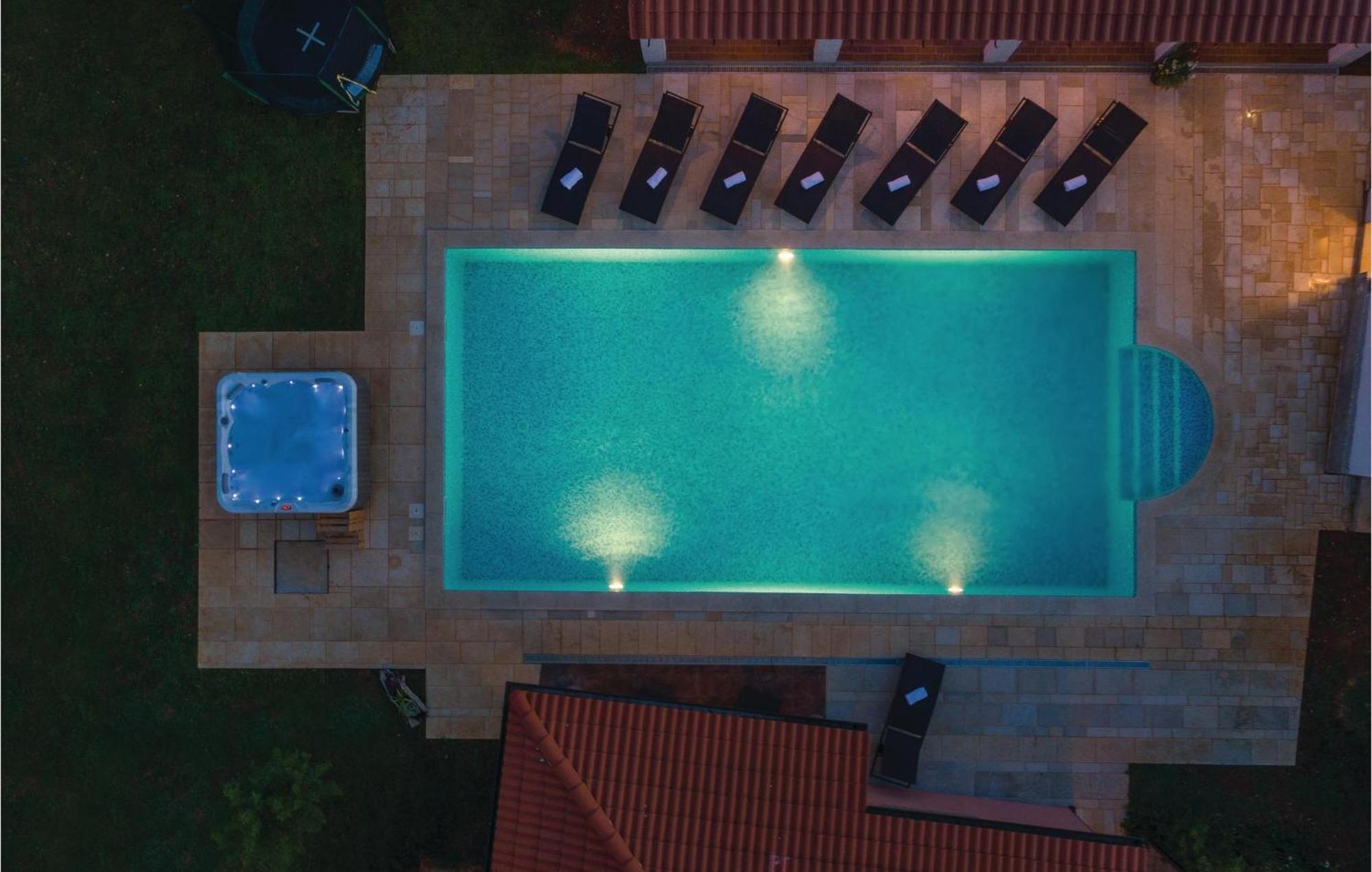 8 Bedroom Awesome Home In Πούλα Εξωτερικό φωτογραφία