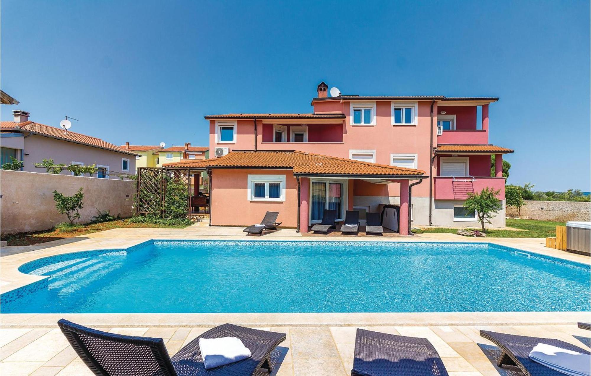 8 Bedroom Awesome Home In Πούλα Εξωτερικό φωτογραφία
