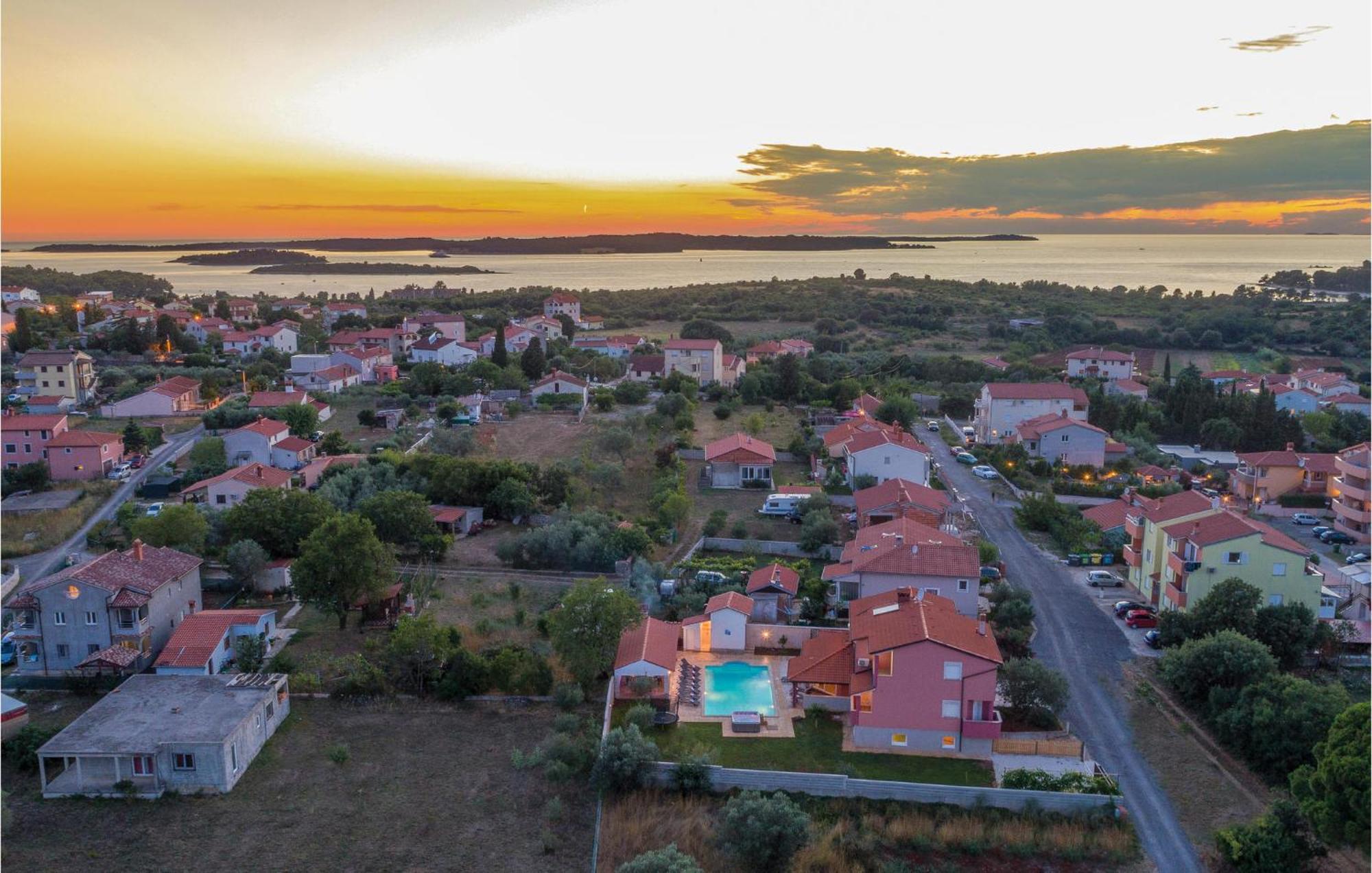8 Bedroom Awesome Home In Πούλα Εξωτερικό φωτογραφία