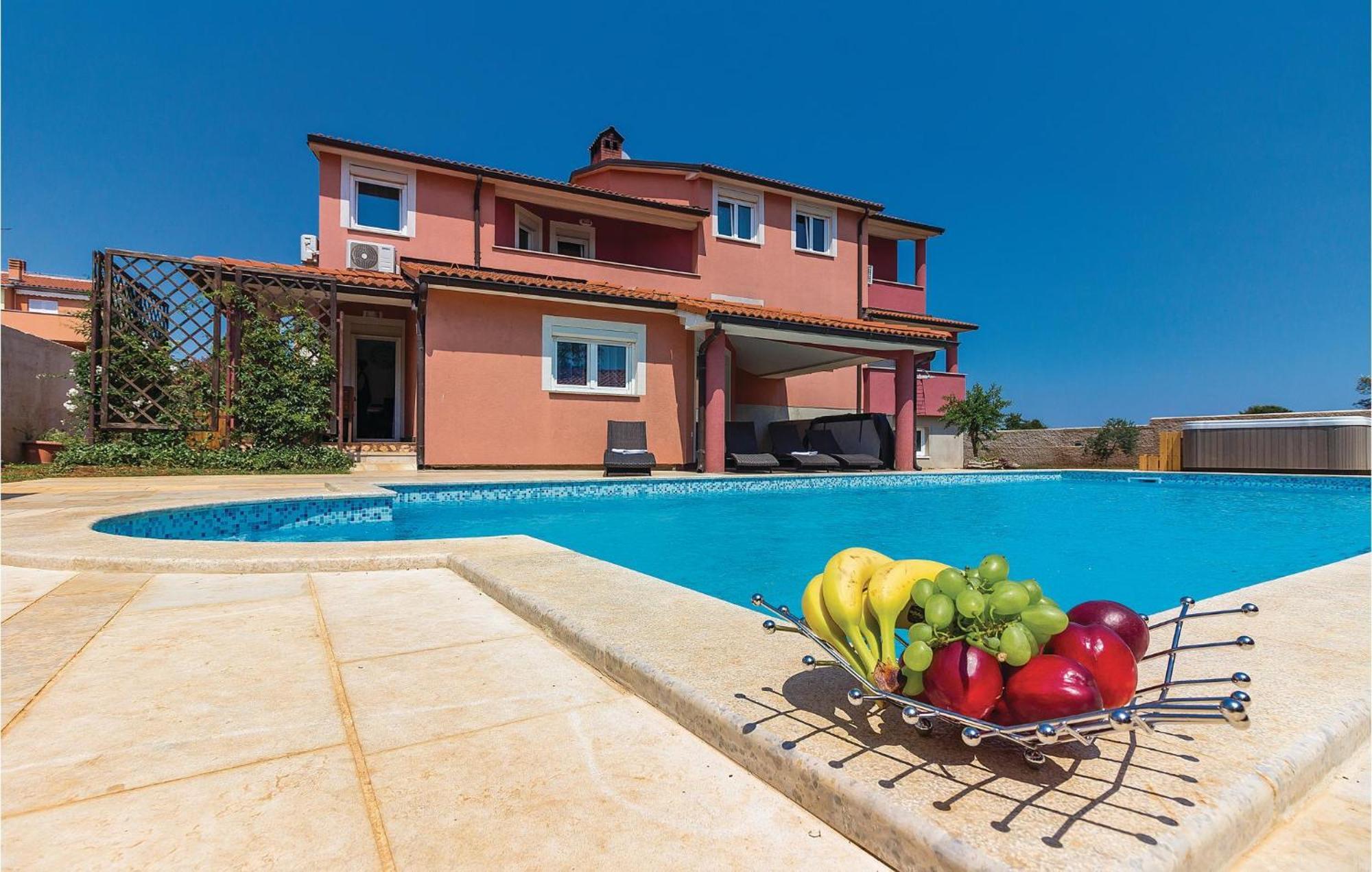 8 Bedroom Awesome Home In Πούλα Εξωτερικό φωτογραφία