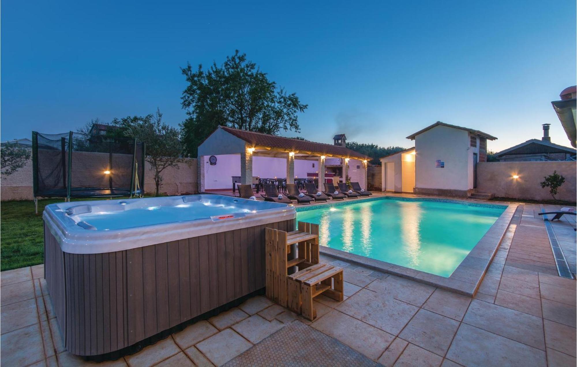 8 Bedroom Awesome Home In Πούλα Εξωτερικό φωτογραφία