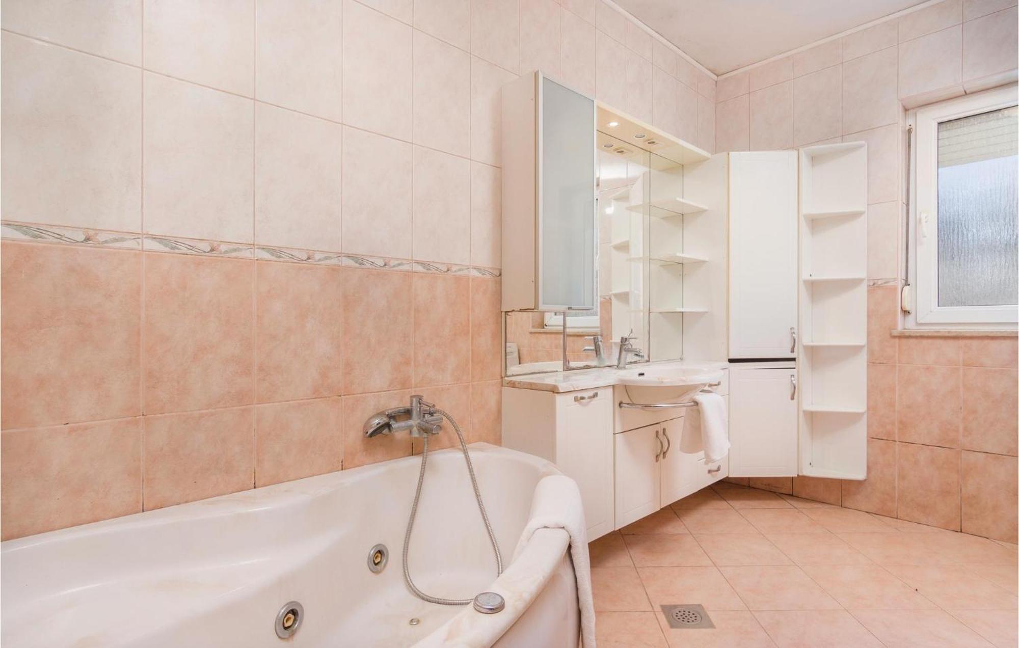 8 Bedroom Awesome Home In Πούλα Εξωτερικό φωτογραφία